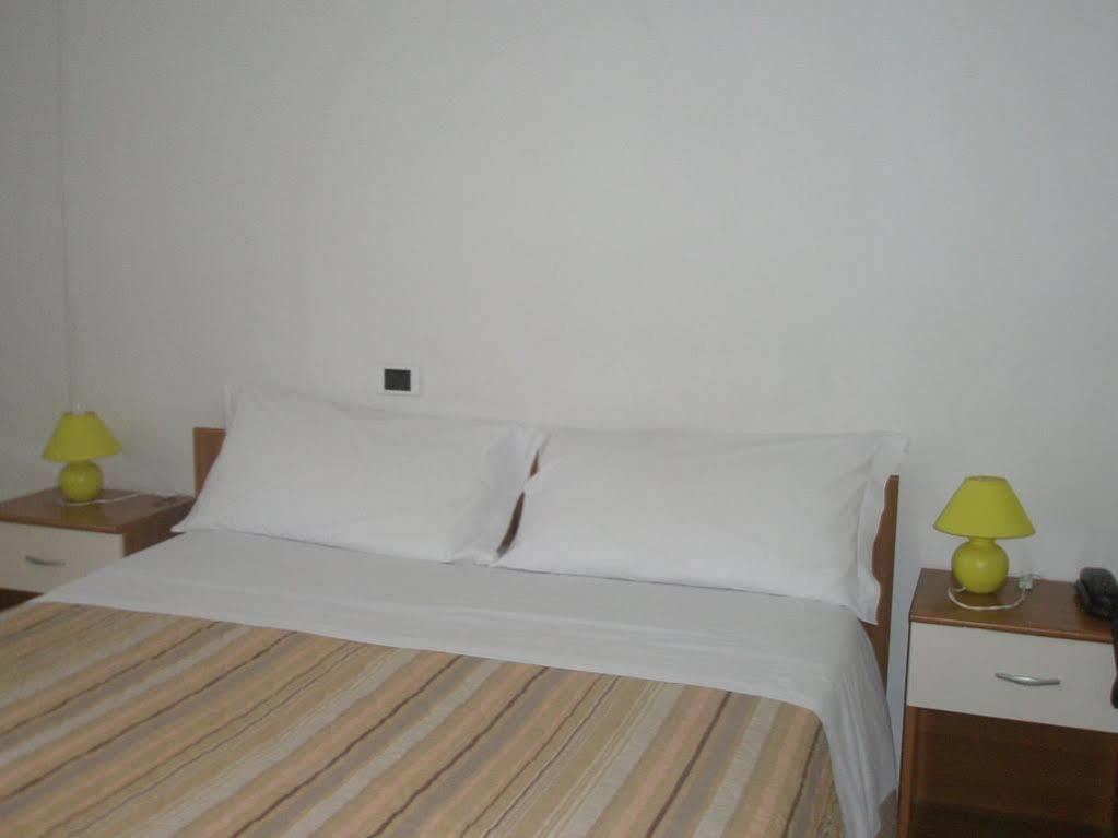 Hotel Athena Spolète Extérieur photo